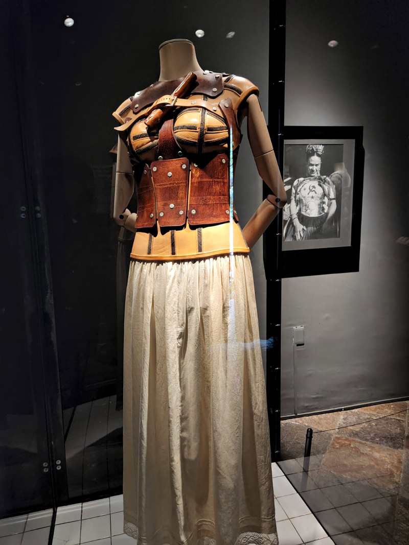 frida kahlo corset